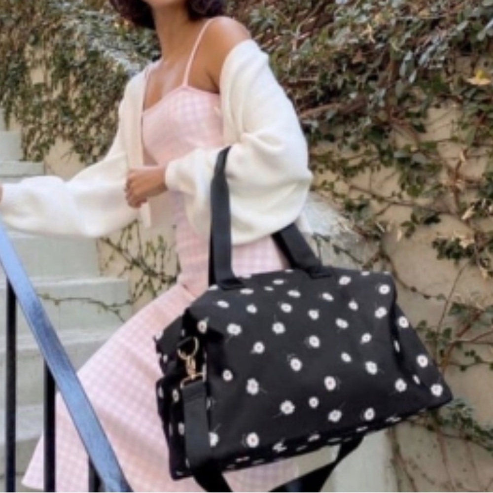 NWOT Alice + Olivia x FabFitFun Weekender Black and White Daisy Print Duffel Bag